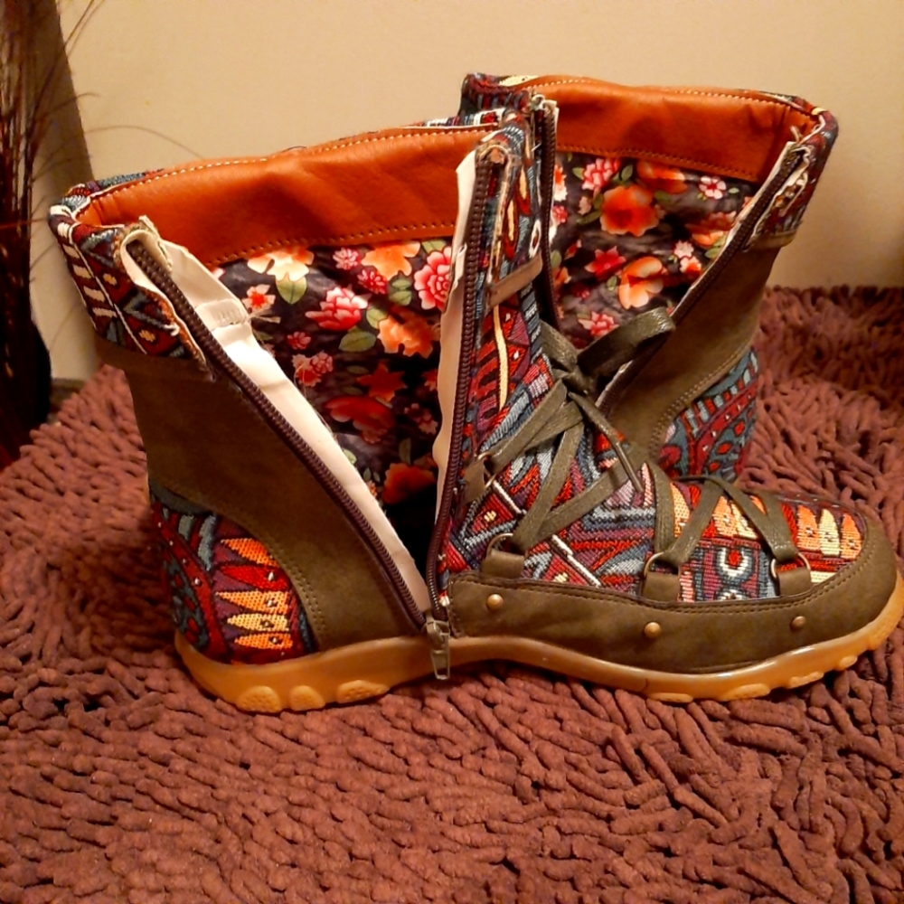 Sz 11 embroidered green canvas ankle booties SOLD ON TITLE